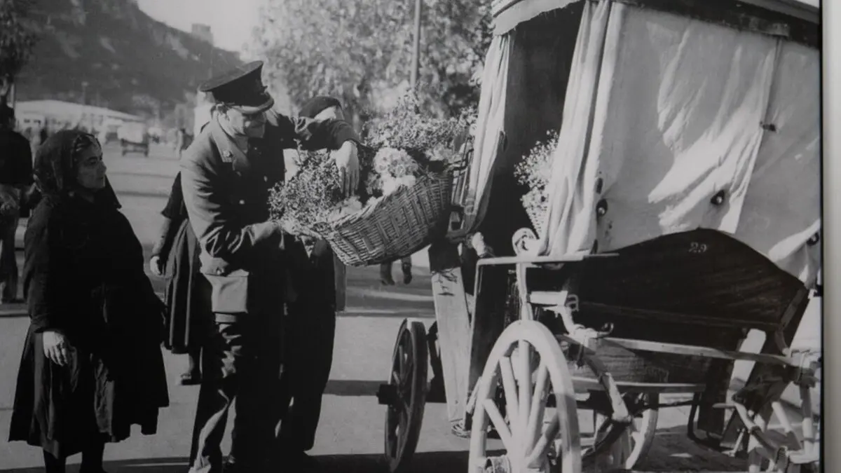 Imagen histórica de un funcionario durante una inspección en la frontera gibraltareña