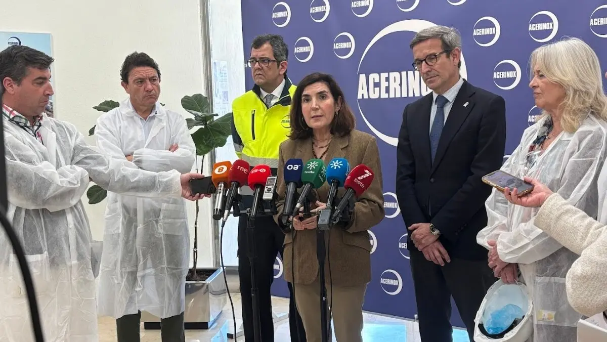La consejera de Empleo, Rocío Blanco, durante su visita a la planta de Acerinox el pasado 25 de marzo