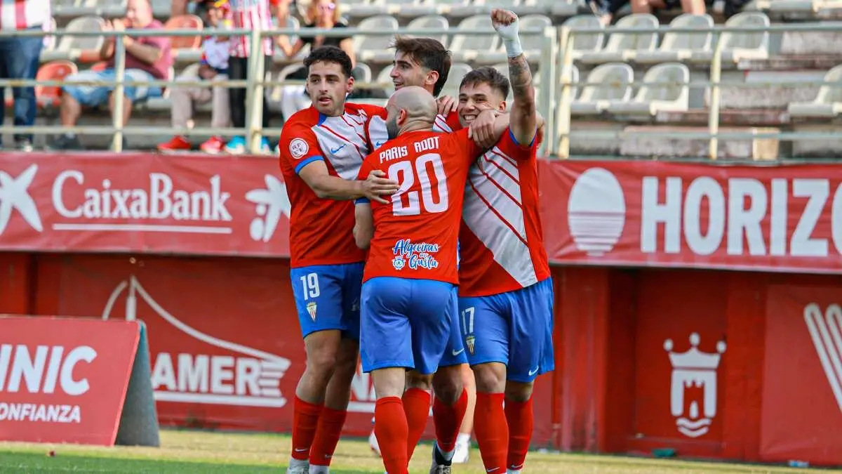 Abrazos para Manín, tras anotar el 1-0 que puso el encuentro de cara para los locales. FOTO - Jairo Palma