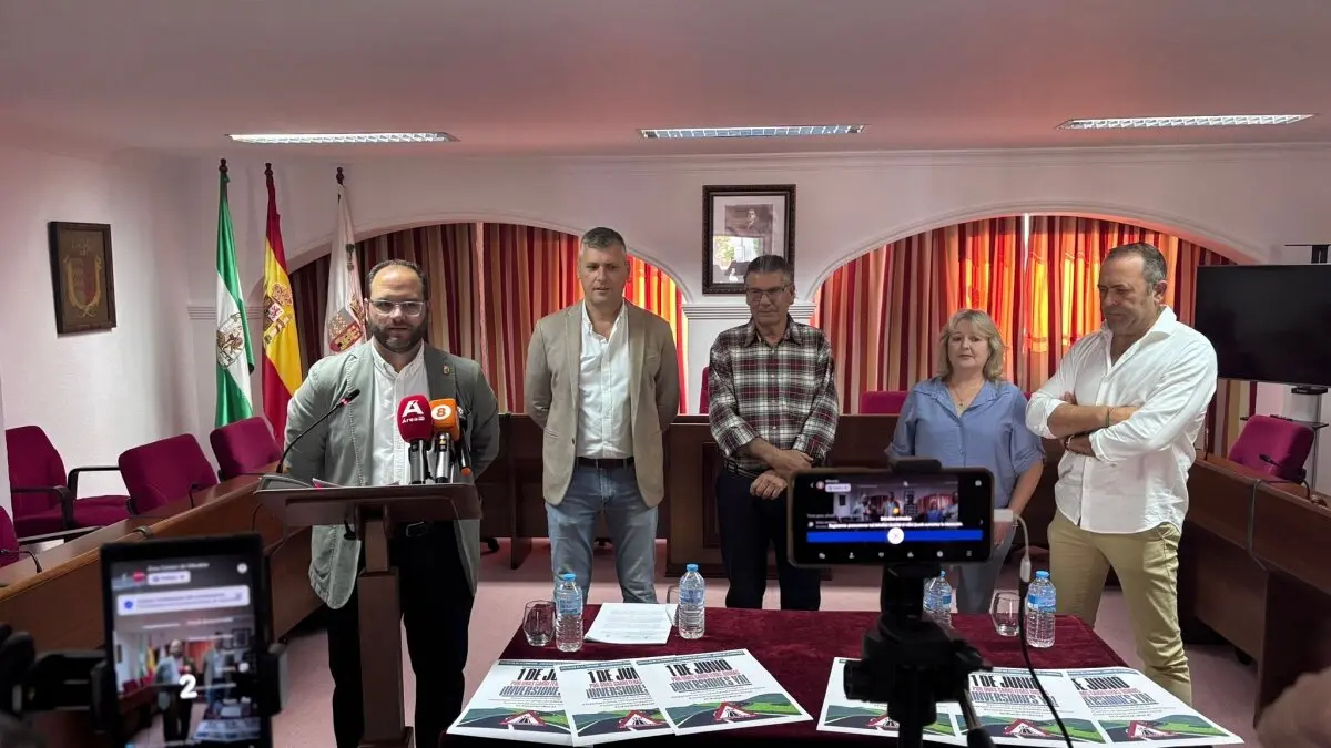 Los responsables de los municipios del interior de la comarca, tras la reunión mantenida
