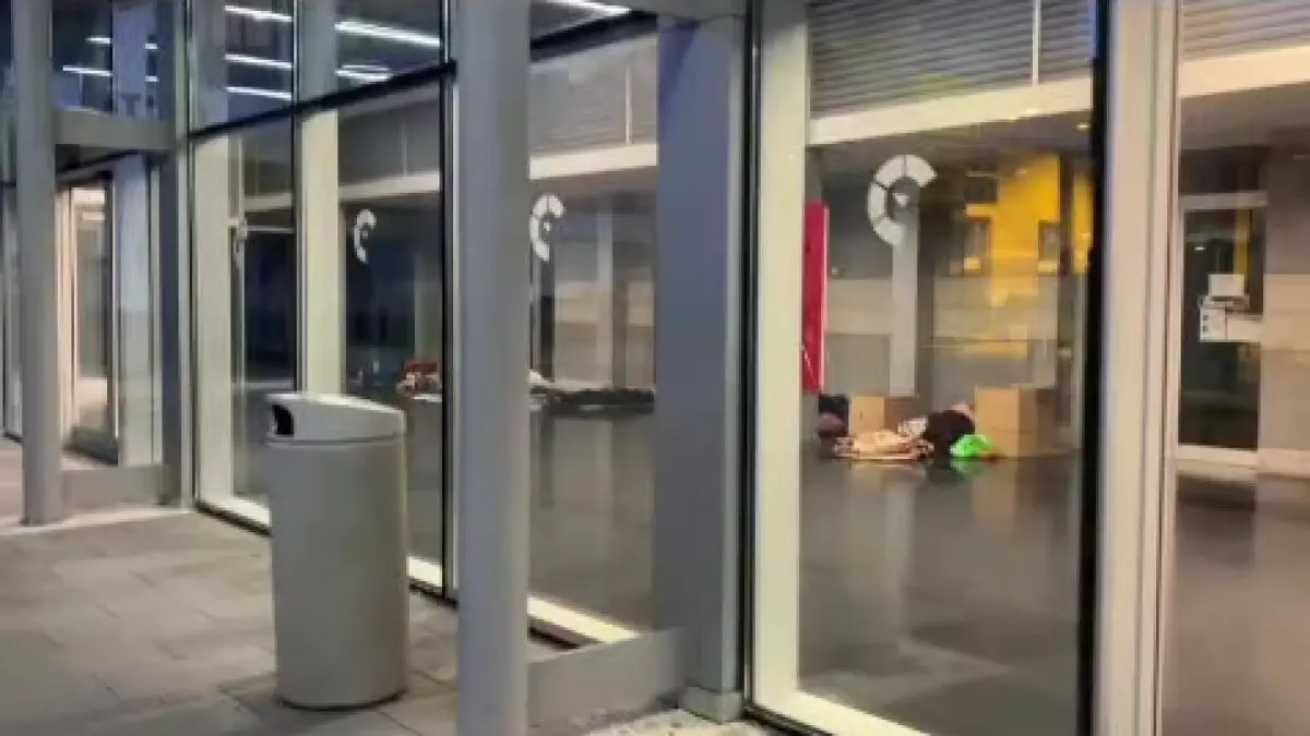 Personas sin techo pasando la noche en la estación marítima del puerto de Algeciras