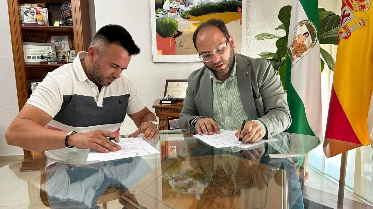 Momento de la firma del contrato para la reforma y la ampliación del inmueble