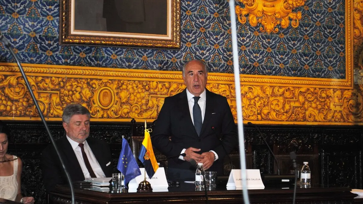 Landaluce (d), junto al presidente de la comisión, Bogdan Rzonca
