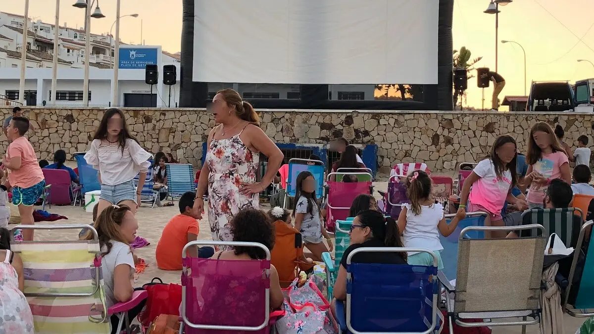 Familas enteras disfrutan del cine de verano en las playas algecireñas 