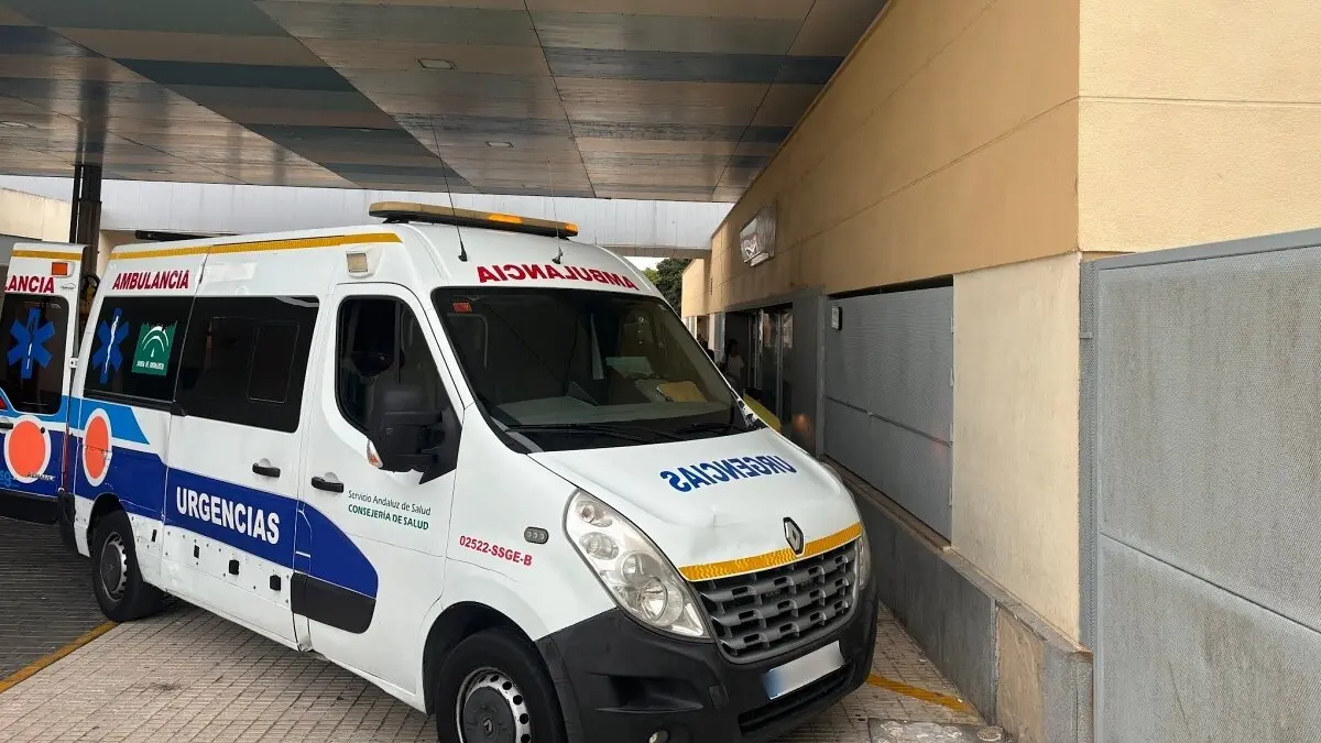 Ambulancia en la entrada de urgencias del hospital de Algeciras