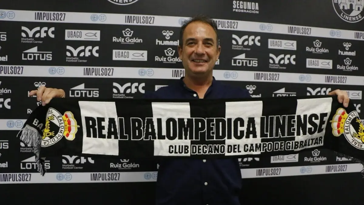 Rondán luce orgulloso la bufanda de su nuevo club tras la presentación oficial