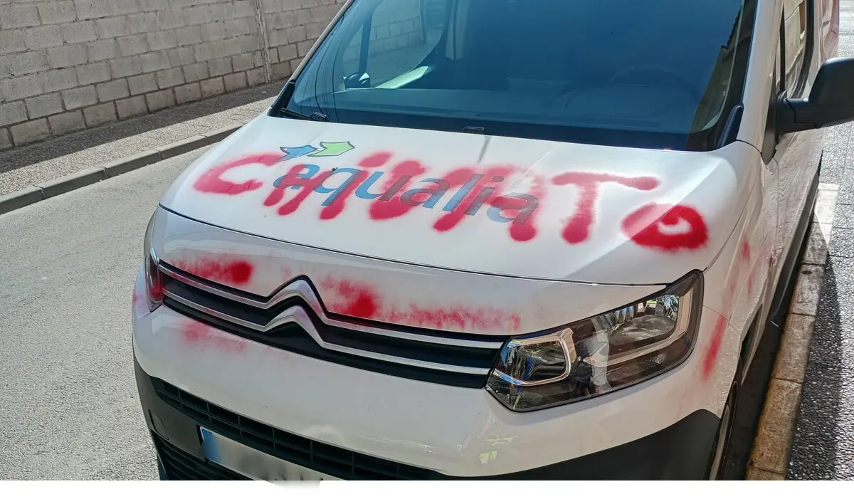 Vehículo de Aqualia vandalizado