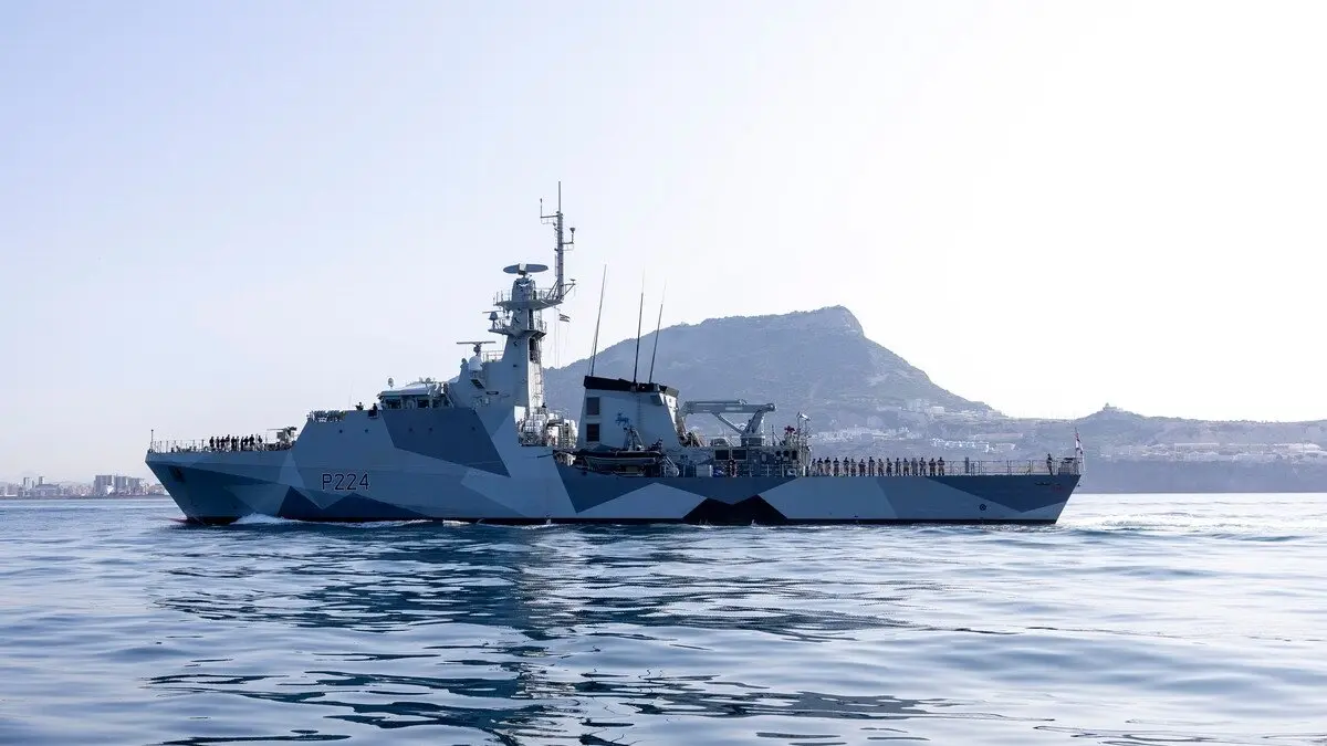 El buque HMS Trent, aproximándose al Peñón