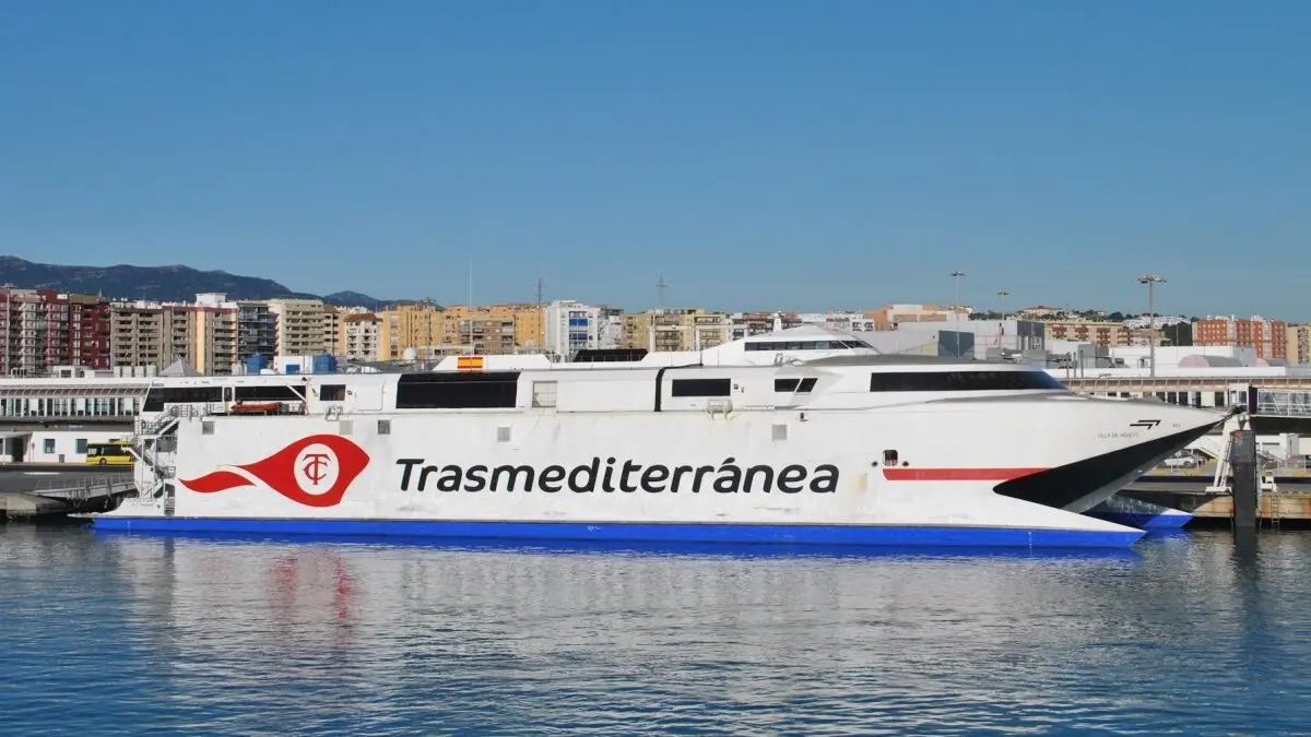 El 'Villa de Agete', uno de los buques de Trasmediterránea, atracado en el puerto de Algeciras