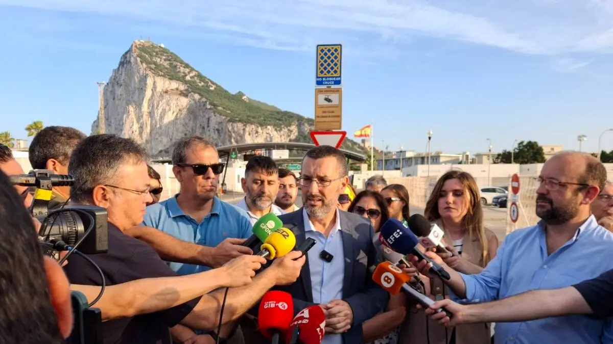 Franco atiende a la prensa en la frontera