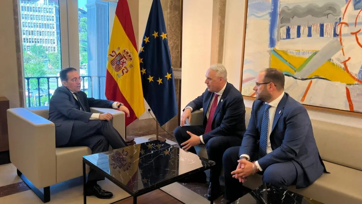 Ruiz Boix, en el centro, durante su encuentro con Albares en presencia de su compañaero Adrián Vaca, alcalde de Castellar 