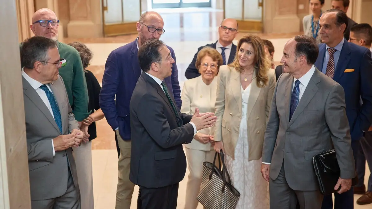 Albares, en la reuni&oacute;n mantenida con los representantes campogibraltare&ntilde;os