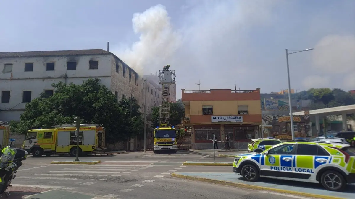 Bomberos y Policía Local, este martes cerca del Patio Soto, donde un incendio ha provocado alarma entre los vecinos