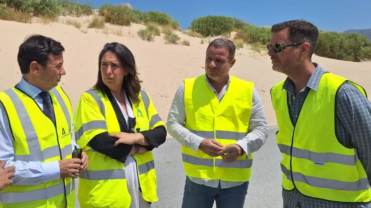 El subdelegado Javier Ros, y la delegada territorial de Fomento, Carmen S&aacute;nchez, visitan los trabajos junto al alcalde Jos&eacute; Santos