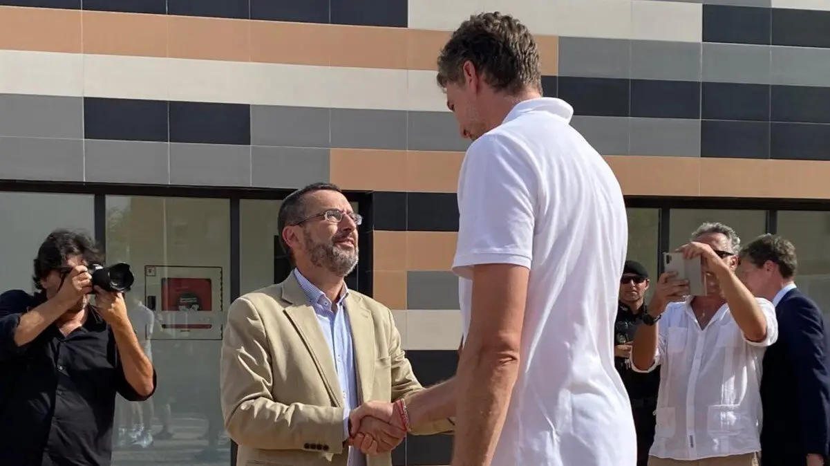 Pau Gasol en la inauguraci&oacute;n del nuevo Pabell&oacute;n Polideportivo Punto Ribot, La L&iacute;nea