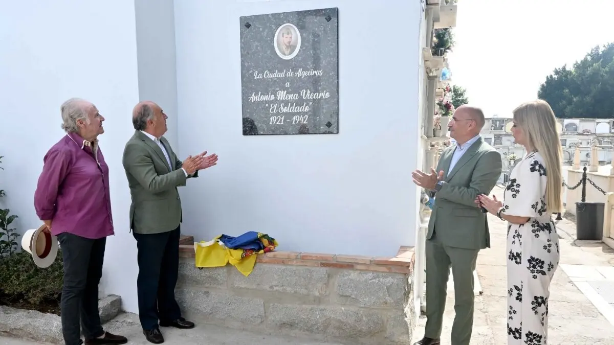 La nueva placa ubicada junto a la tumba de Antonio en el cementerio algecireño