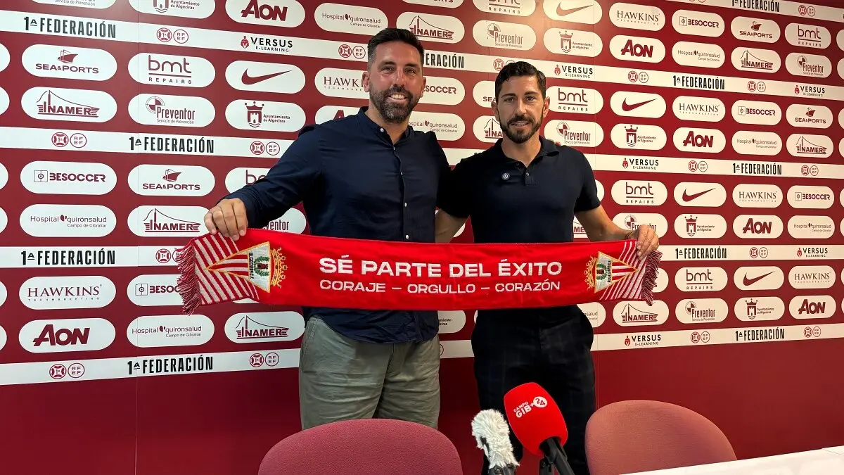 Figueras (i) y Vázquez comparten bufanda y nuevos retos en el Algeciras CF