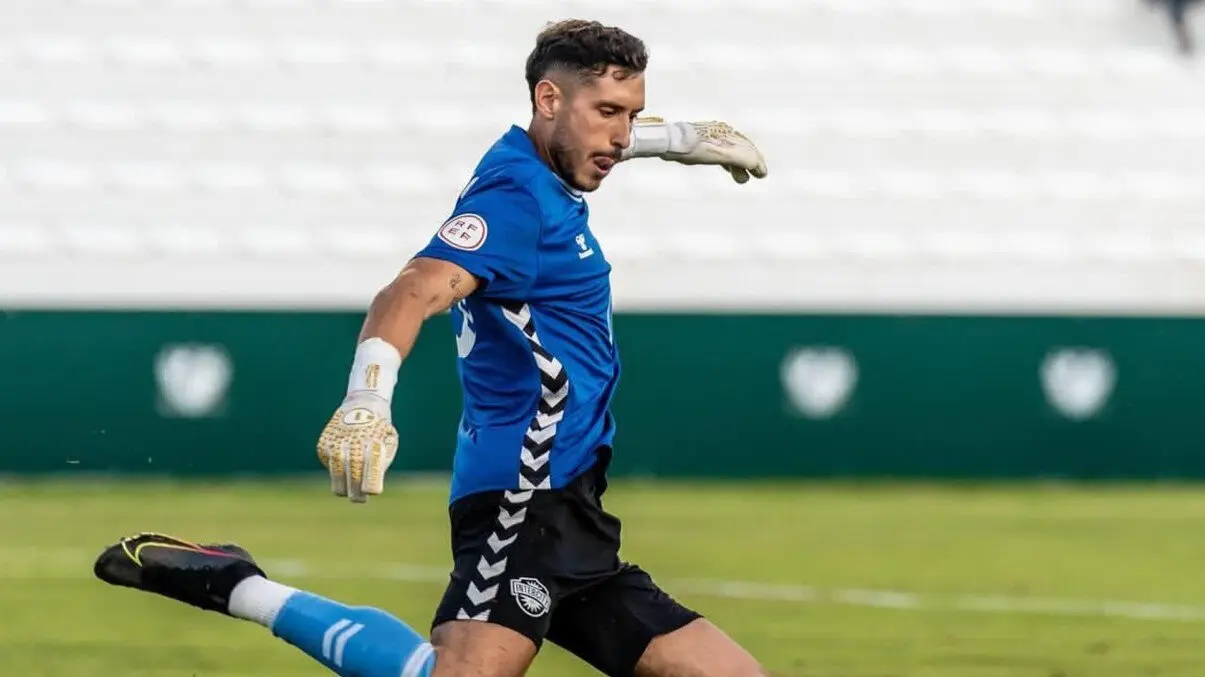 Samu Casado disputando un partido con el CF Intercity