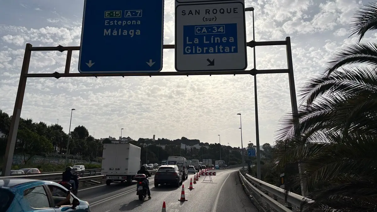 Acceso cortado por el cruce del Toril