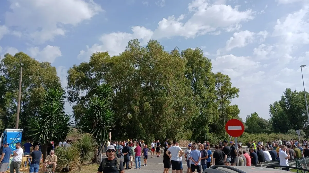 Trabajadores, en la rotonda de acceso a refinería este martes