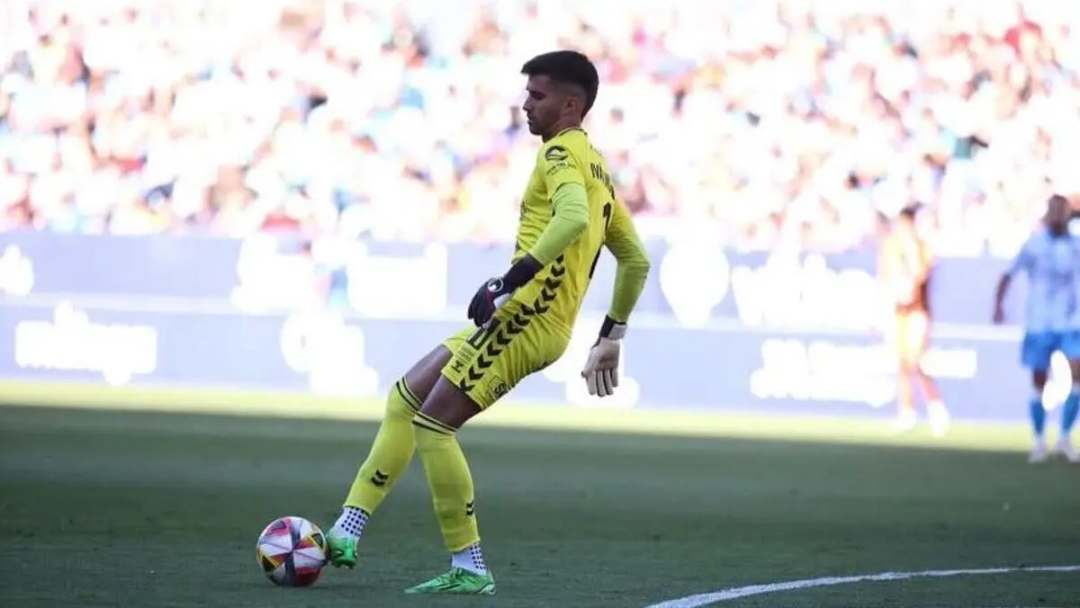 Iv&aacute;n Moreno jugando un partido contra el M&aacute;laga CF. Foto: Antequera CF