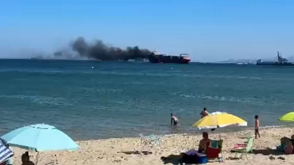 Los bañistas se han visto sorprendidos por el denso humo