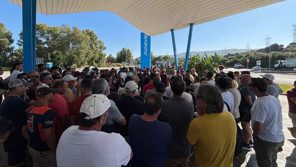 Trabajadores de la comarca escuchan las explicaciones del compañero participante en las negociaciones 