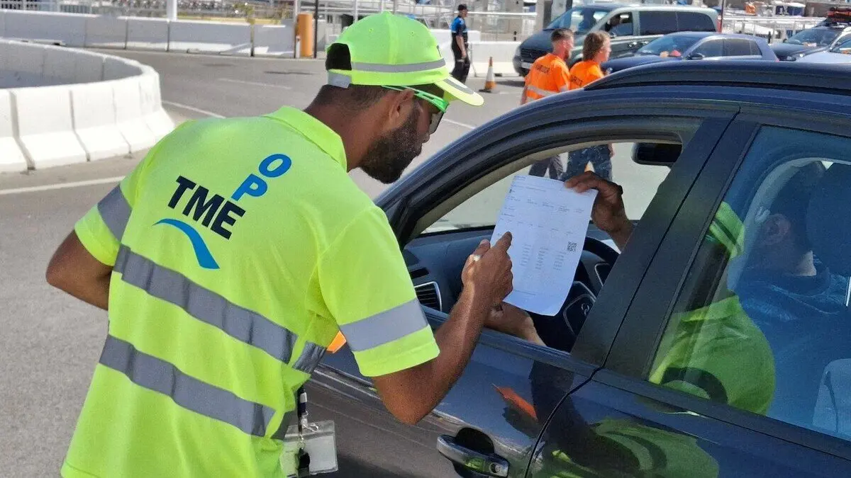 Cliente muestra su billete para acceder al puerto