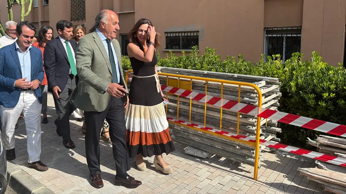 La consejera recorre las calles del barrio junto al alcalde de Algeciras
