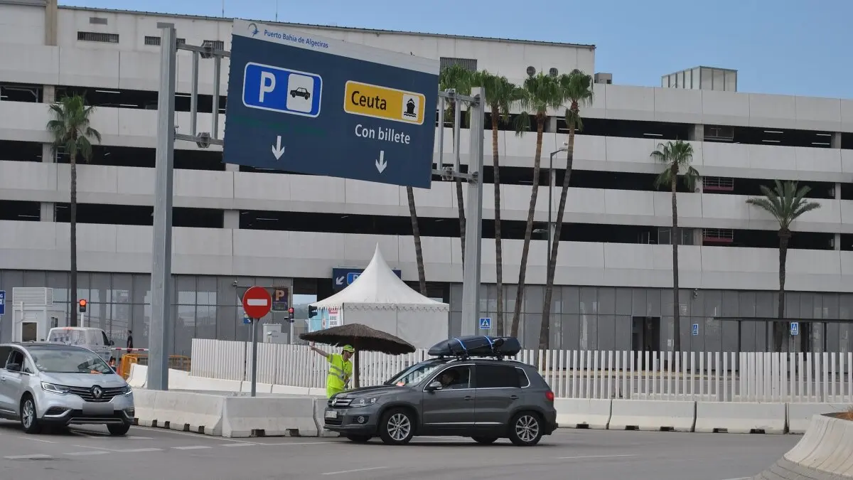 Vehículos en el puerto de Algecirass dirigiéndose hacia el embarque de Ceuta 