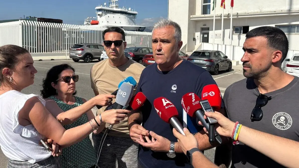 Responsables del sindicato Coordinadora TPA atienden a la prensa junto a la sede de la Corporaci&oacute;n