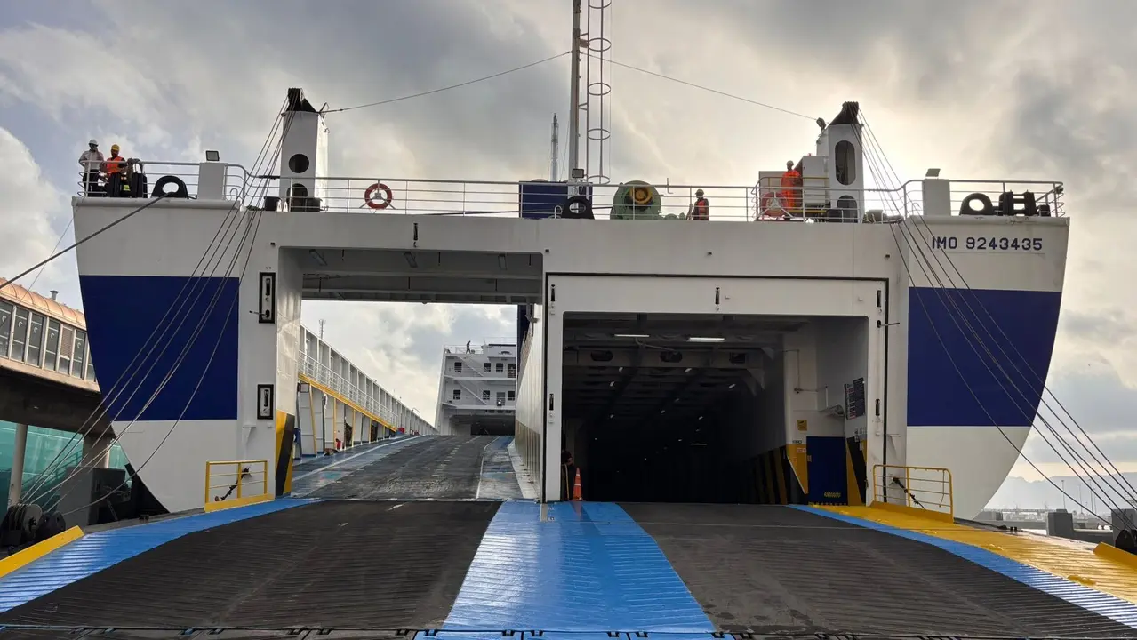 El AF Claudia, atracado en el puerto algecireño