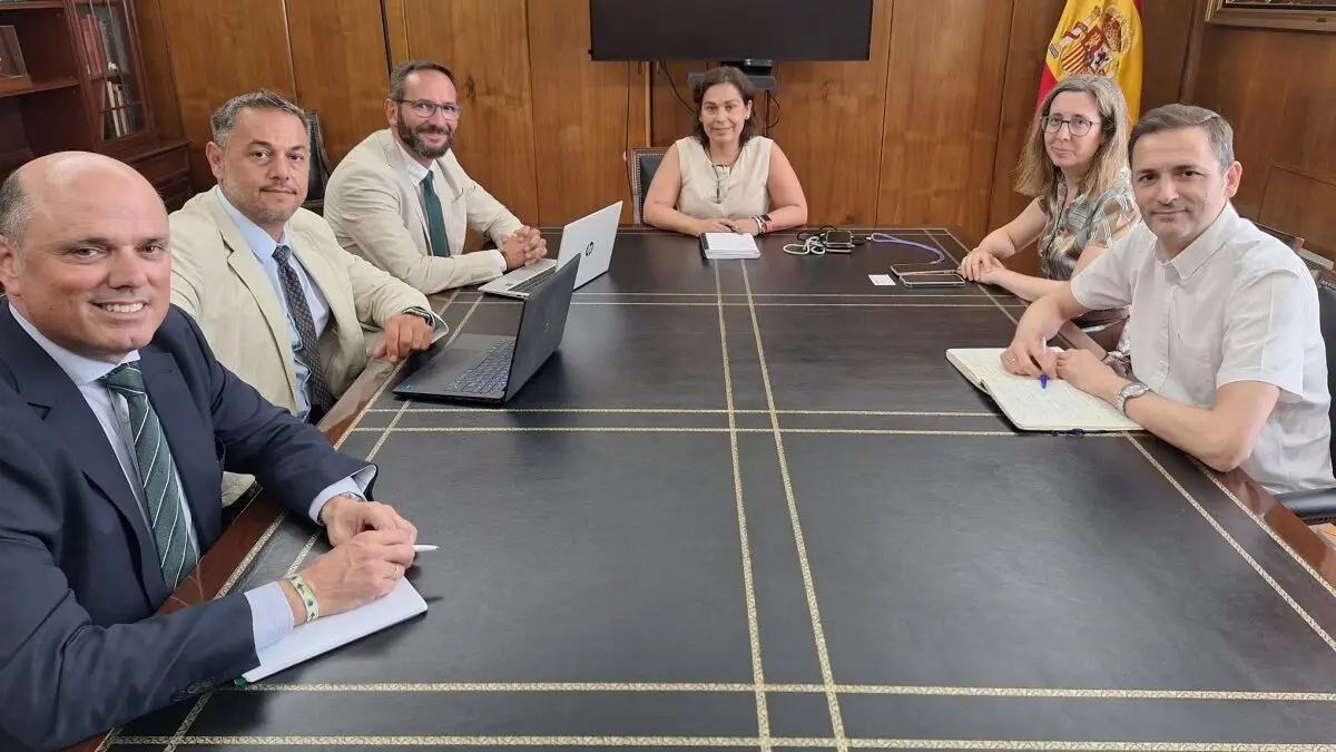 La nueva responsable de Marina Mercante, en la reunión con los responsables de Aesba