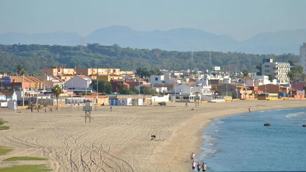Denuncian que el trasvase de arena en la playa de El Rinconcillo se est&aacute; haciendo en la zona equivocada
