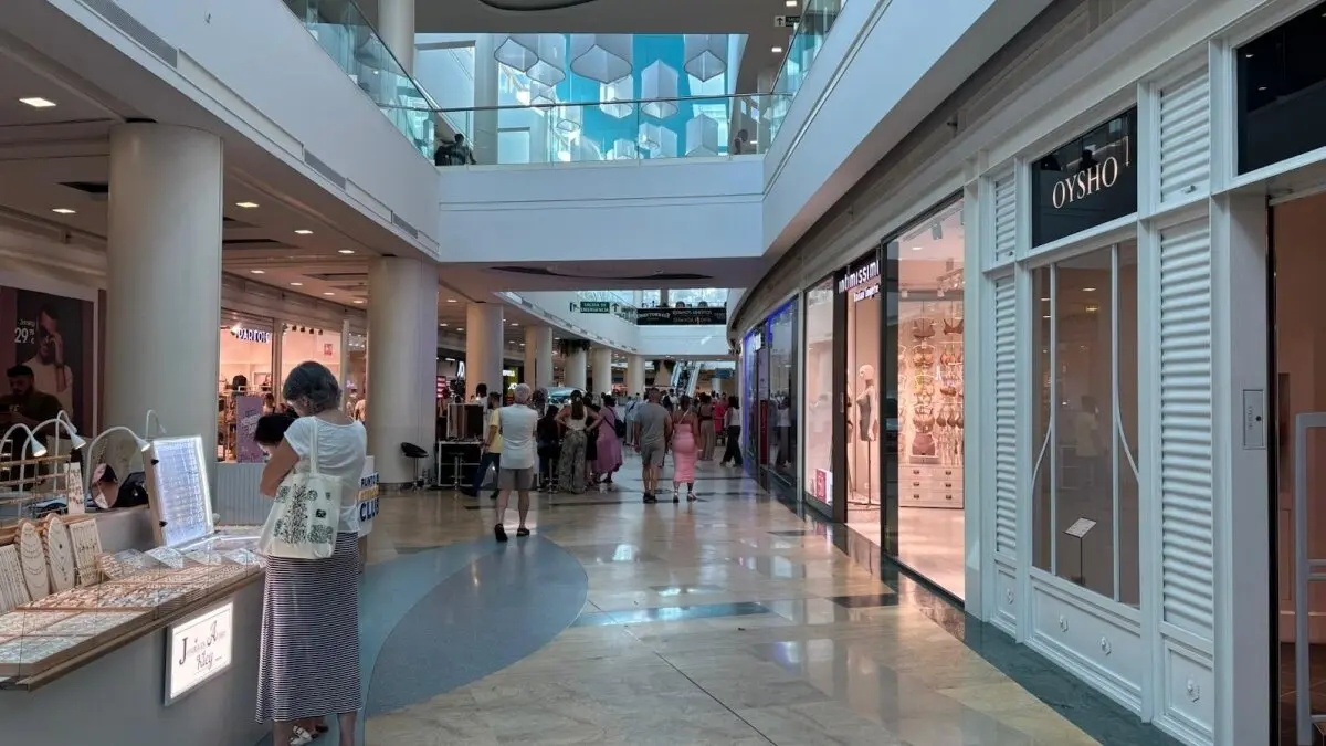 El calor está siendo agobiante estos últimos días en el centro comercial 