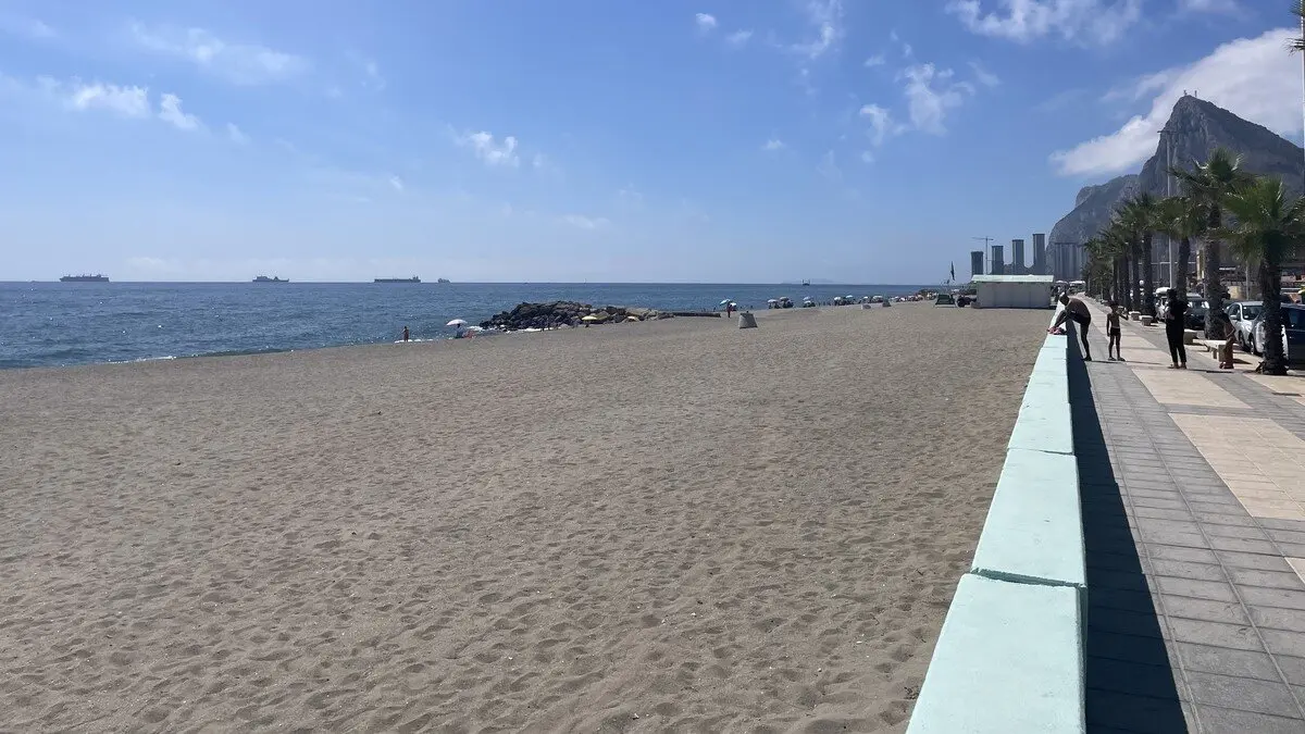 La L&iacute;nea adapta sus playas para las personas con movilidad reducida