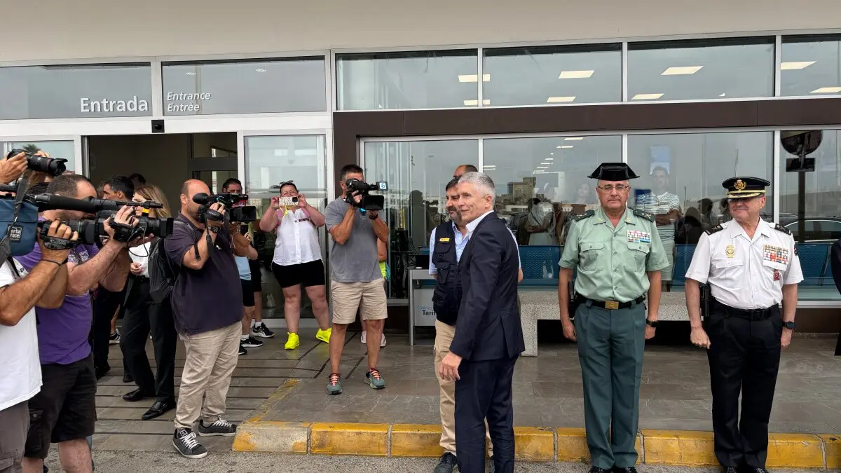 Visita de Marlaska al puerto de Tarifa por la OPE1