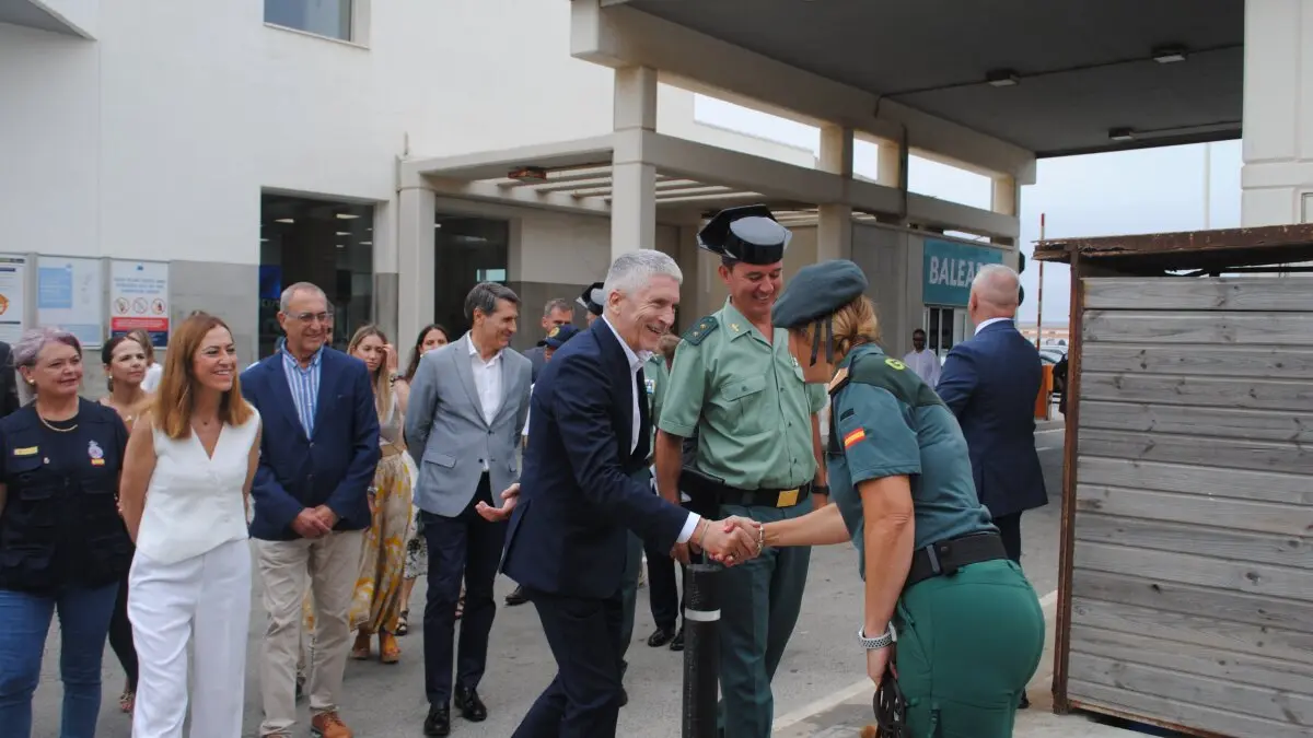 Visita de Marlaska al puerto de Tarifa por la OPE8