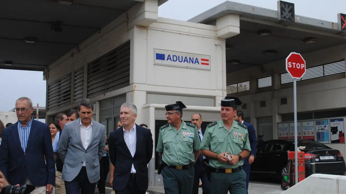 Visita de Marlaska al puerto de Tarifa por la OPE11