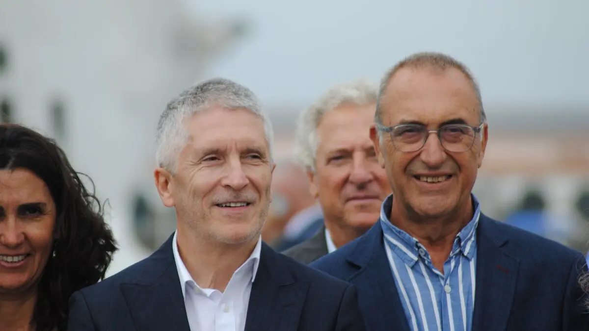Grande Marlaska (i), junto al alcalde tarife&ntilde;o Pepe Santos