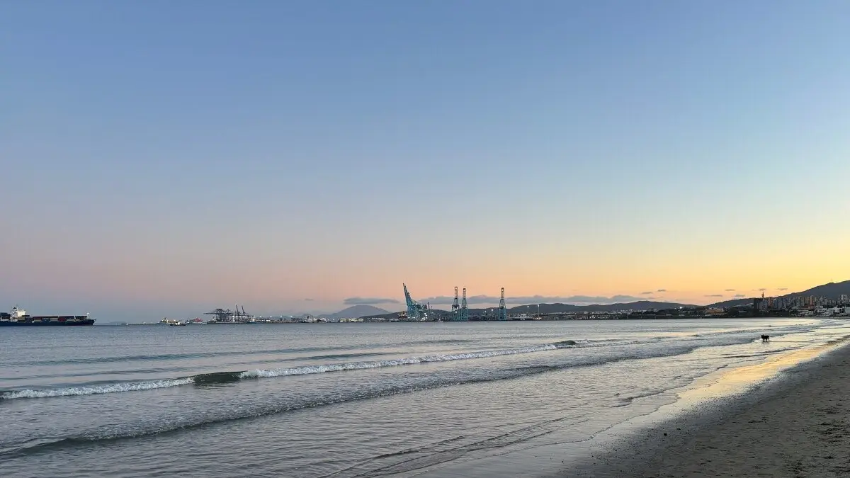 Playa del Rinconcillo con el puerto de Algeciras al fondo