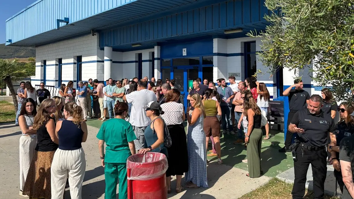 Compañeros de la cárcel Botafuegos, durante la concentración de este martes