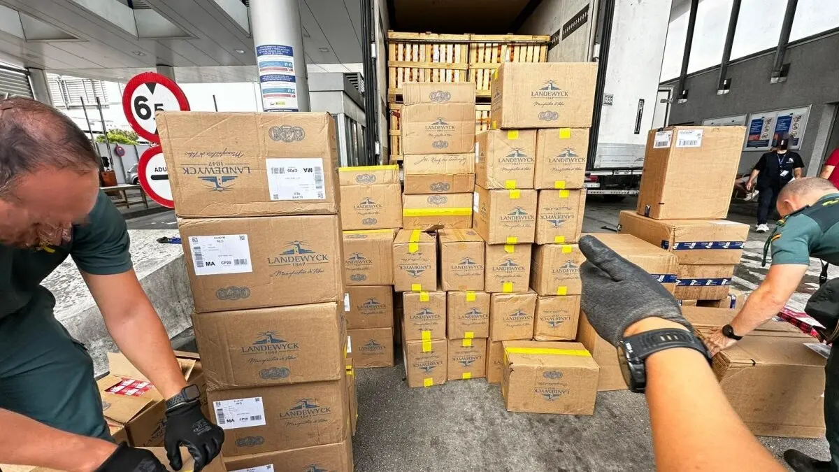 Agentes de la Guardia Civil sacan las cajas de uno de los camiones