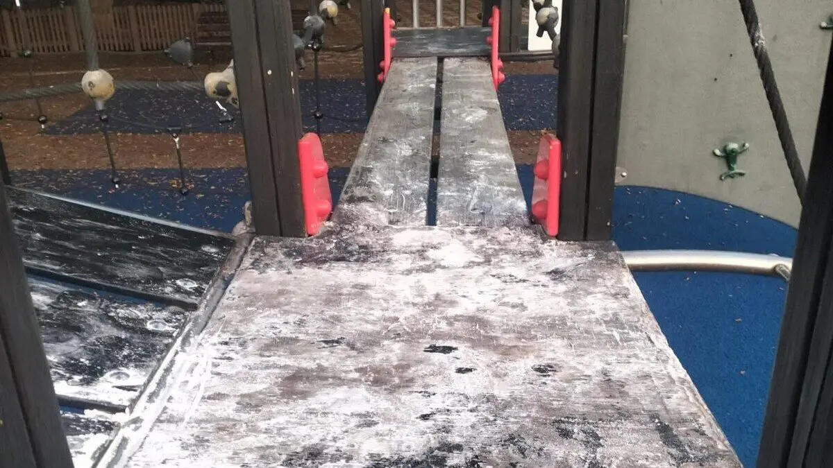 Actos vand&aacute;licos en el parque infantil de Los Cortijillos