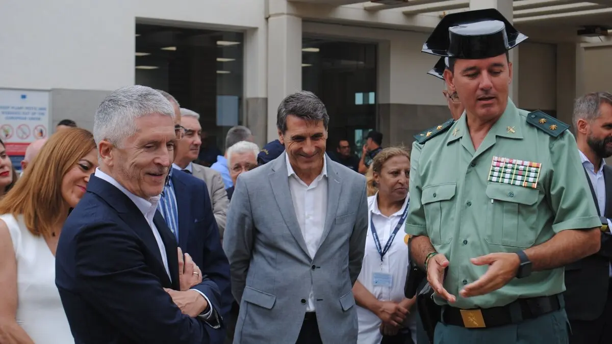 Fernández, en el centro, durante la visita del ministro Marlaska (i) a Tarifa 