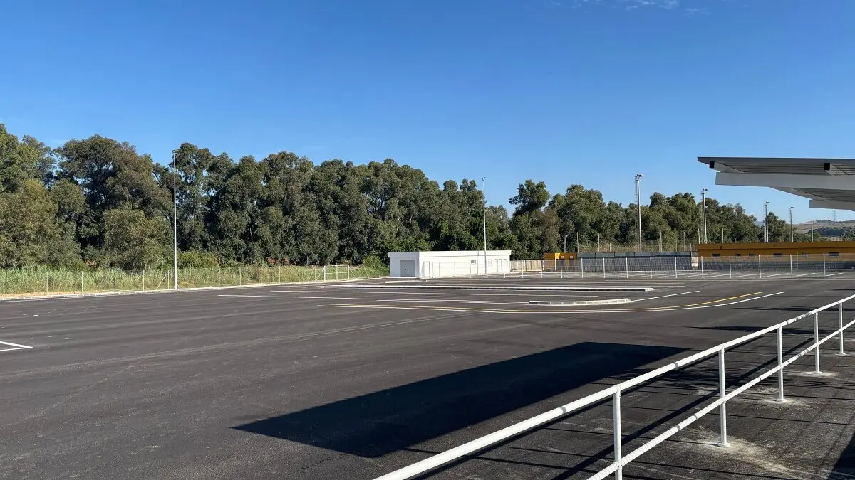Pistas de conducción entre semana y aparcamientos, los domingos
