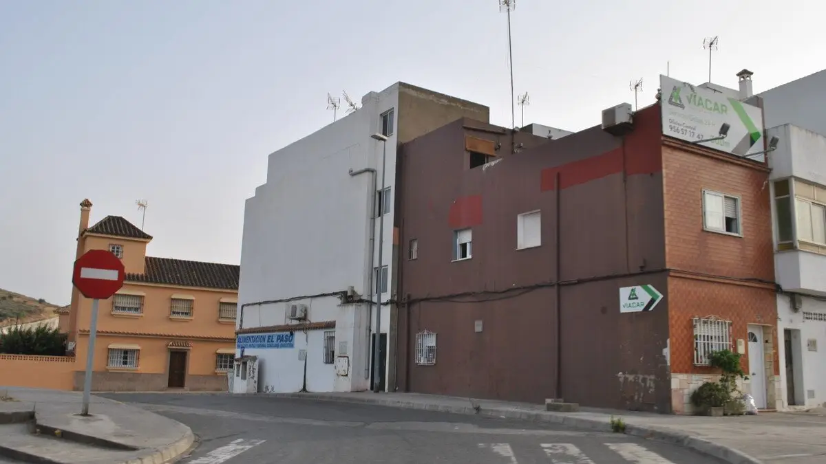 Un motorista sin carnet ni seguro provoca un accidente en Algeciras