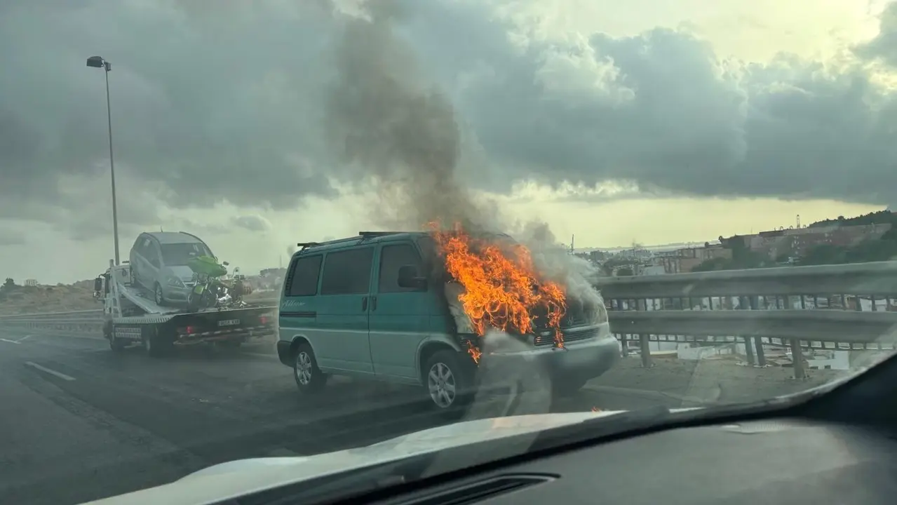 furgoneta en llamas1