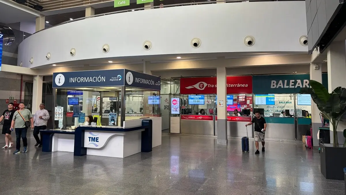 Estación marítima del puerto de Algeciras, con las taquillas de las navieras al fondo