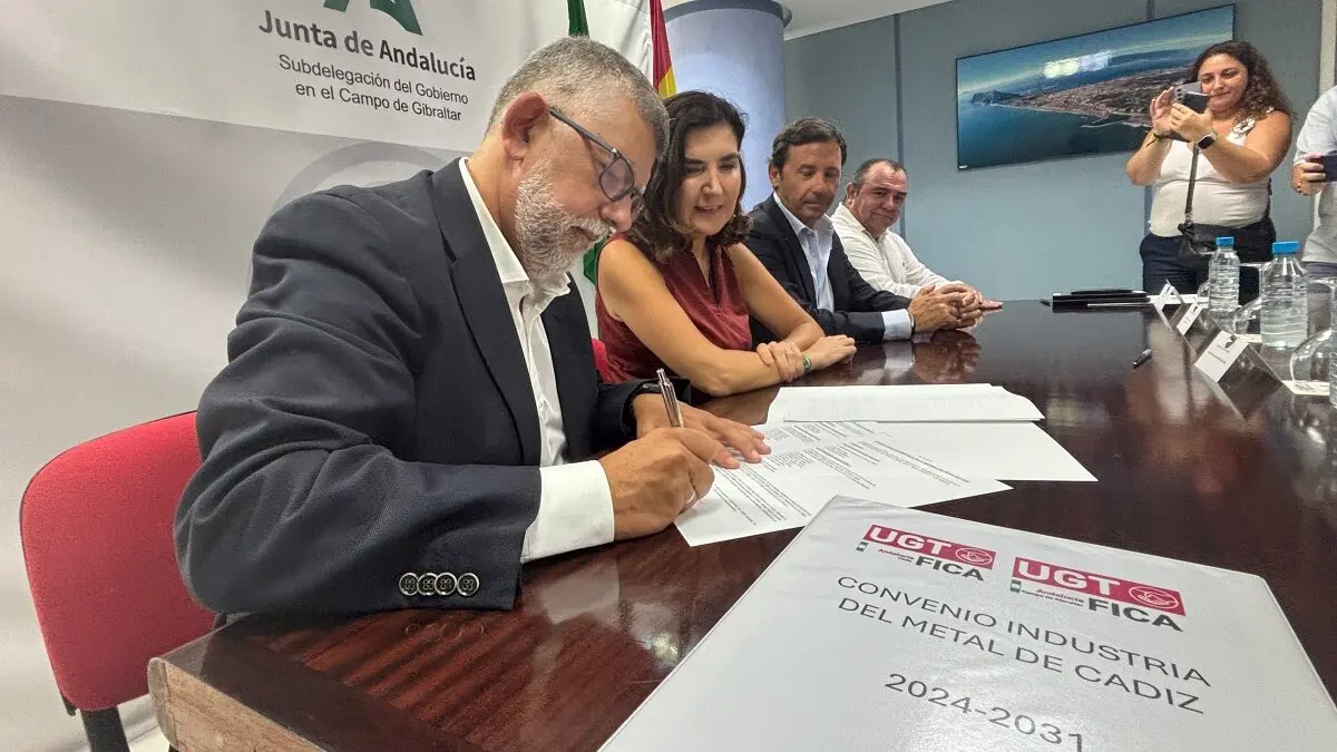 Blanco, en el centro, durante la firma del convenio, que ha calificado como %22histórico%22
